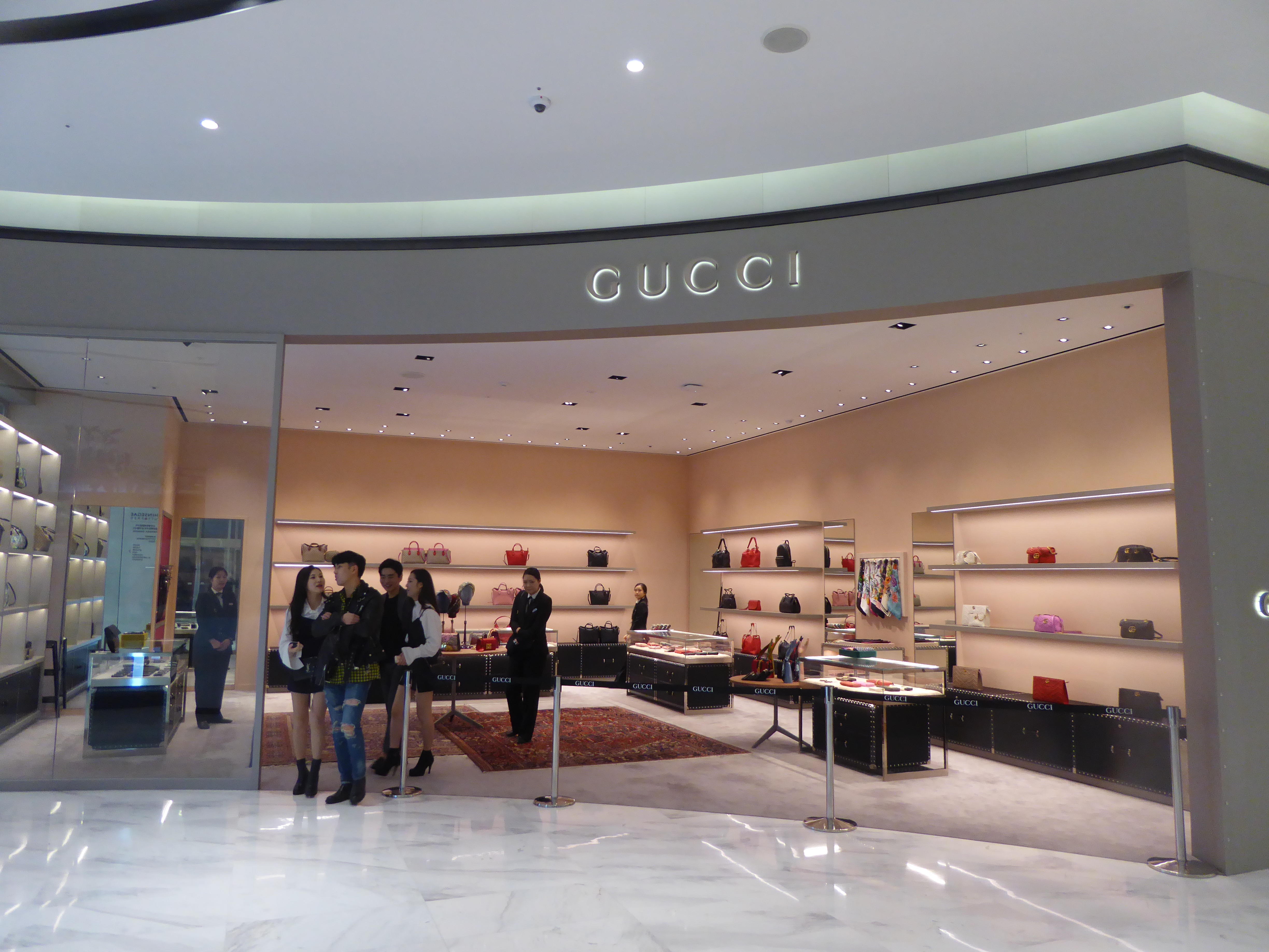 gucci near me hours