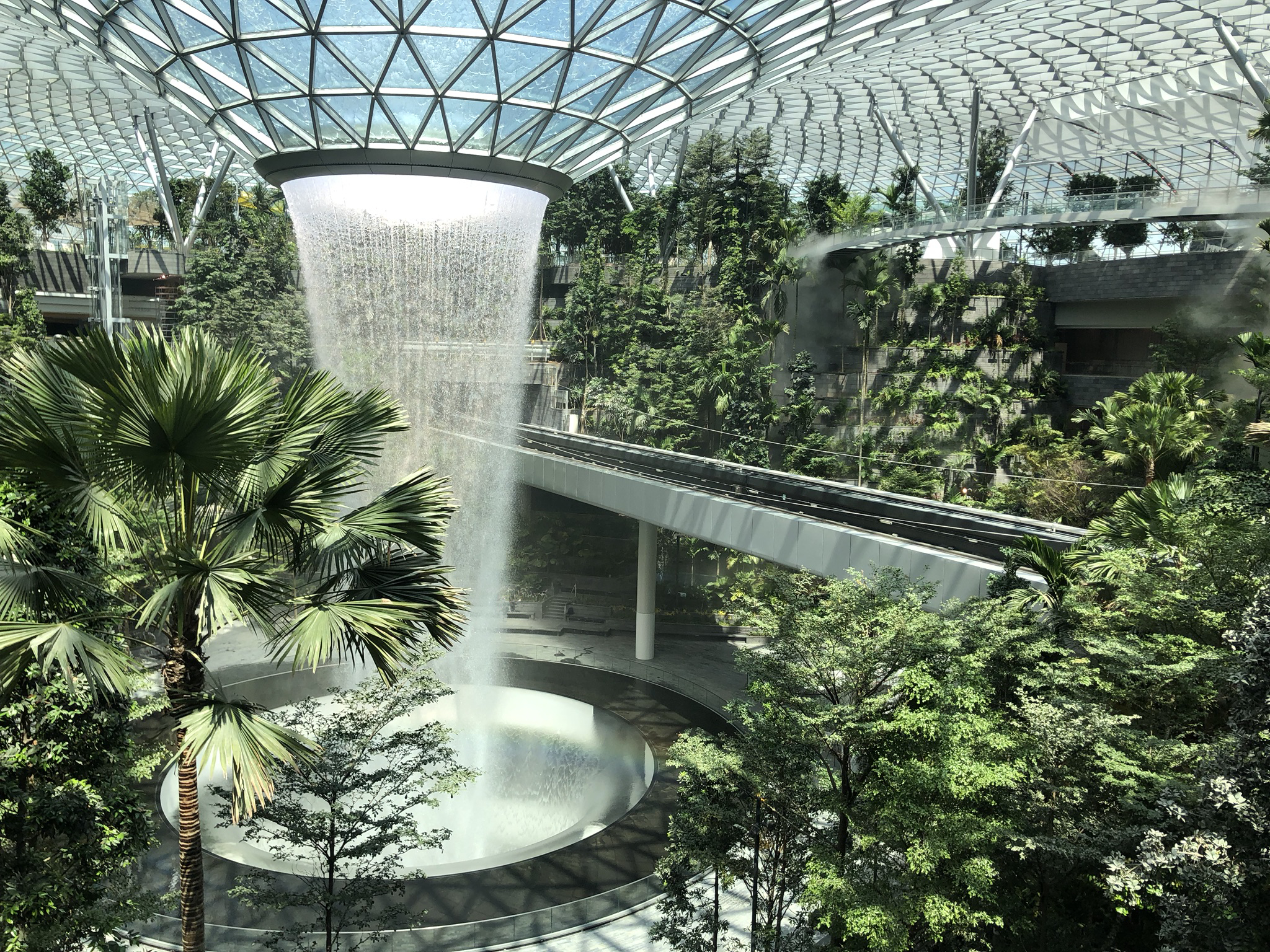 Сингапур аэропорт. Аэропорт Чанги Сингапур. Аэропорт Jewel Changi, Сингапур. Сингапур аэропорт Чанги водопад. Сингапурский аэропорт Чанги (Changi) архитектура.