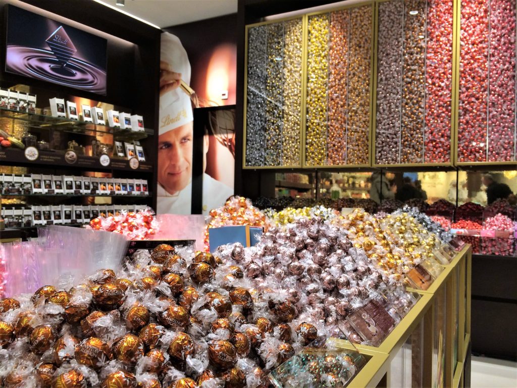 Serving up an ace concept: Roger Federer opens revamped Lindt boutique ...