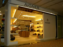 Etienne Aigner and King Power partner at Changi 17 08 04