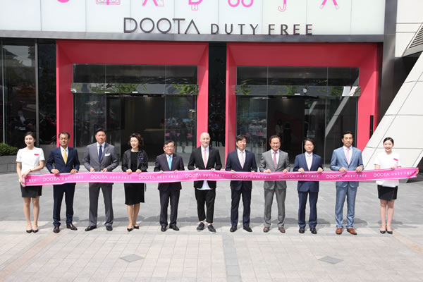 Doosan Corporation senior executives celebrate the opening of Doota Duty Free in traditional fashion earlier today