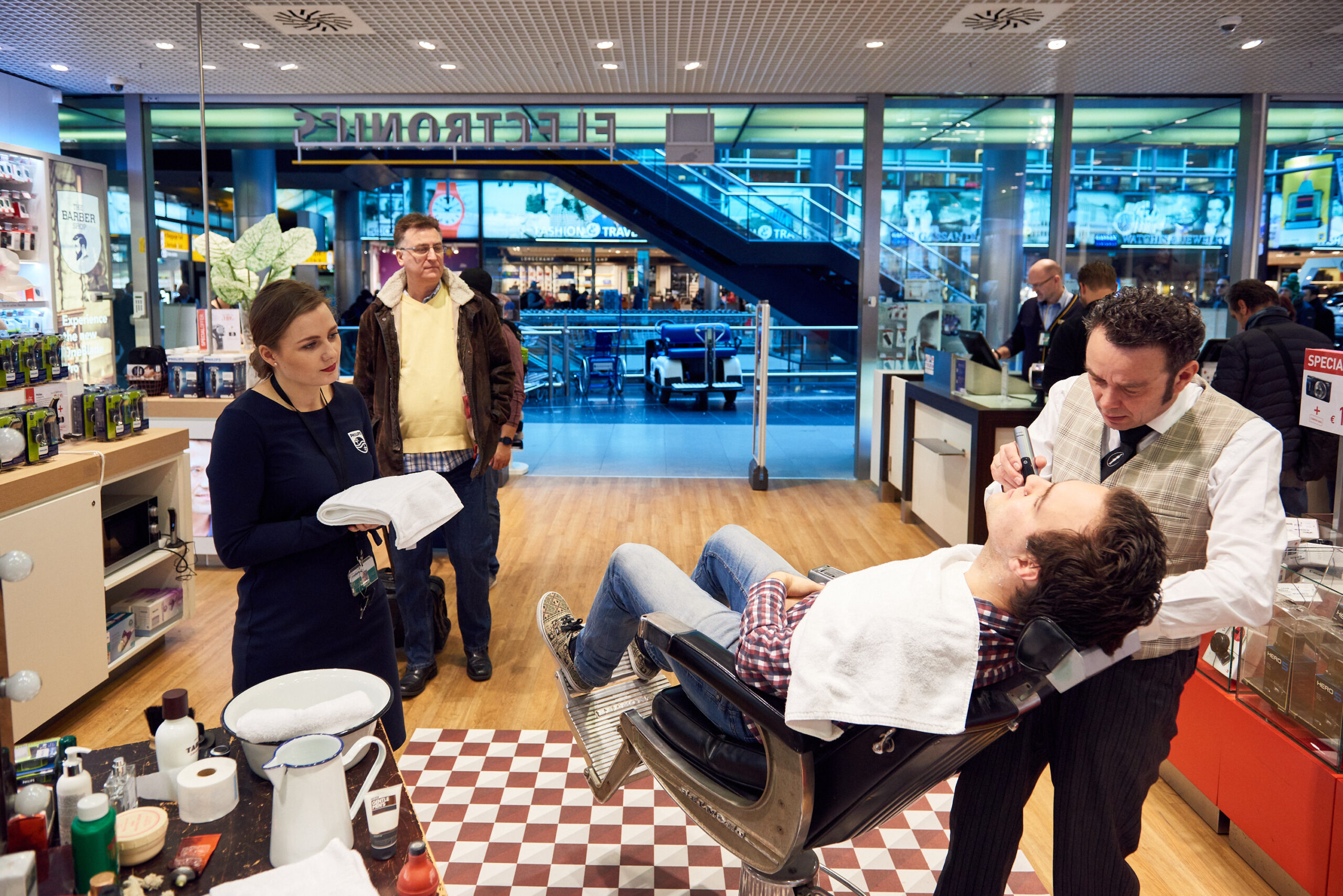 Capi and Philips pop-up barbershop2