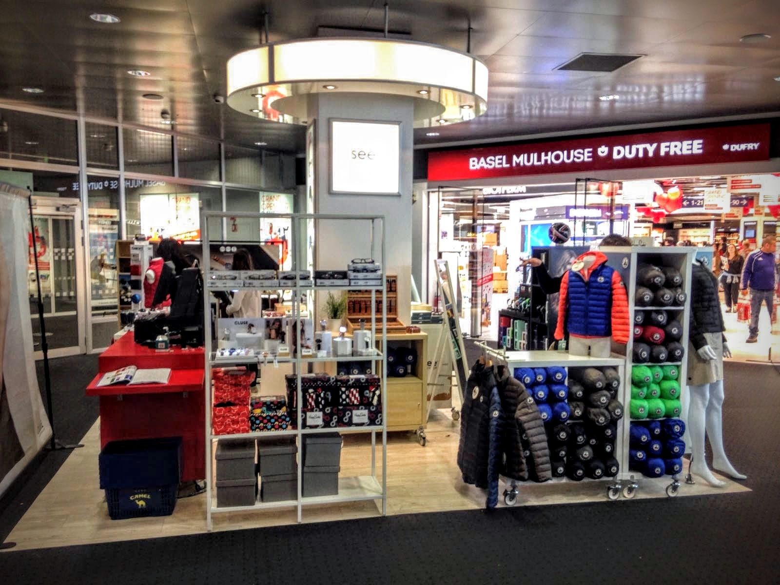 Pilot scheme: Blue Storks' retail concept with Dufry at Basel Airport (above and below)