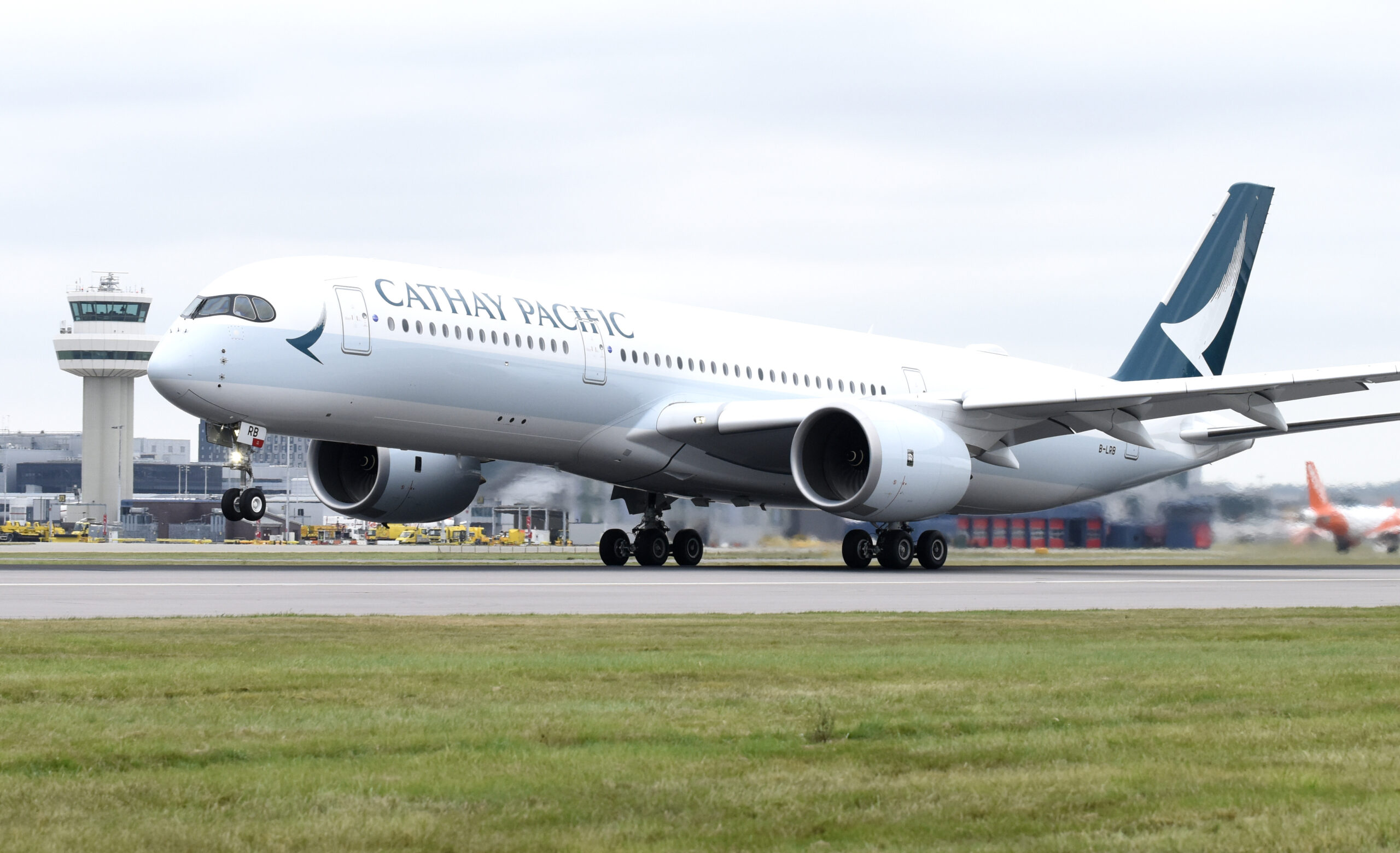 gatwicks-first-cathay-pacific-flight-taking-off