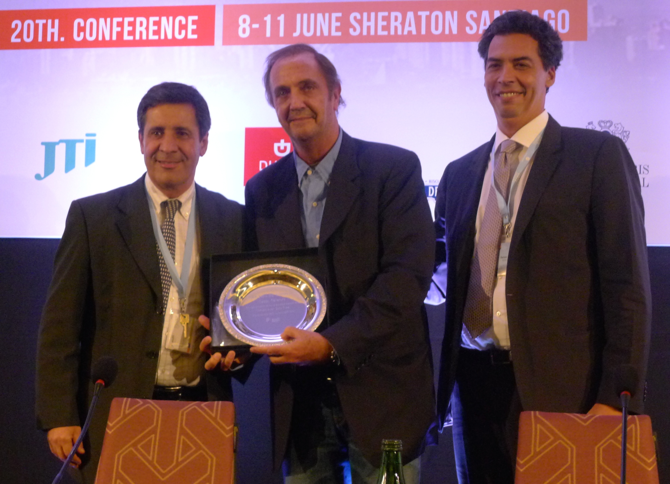 ASUTIL’s council honoured London Supply President Teddy Taratuty with its Vida de Triunfos lifetime achievement award