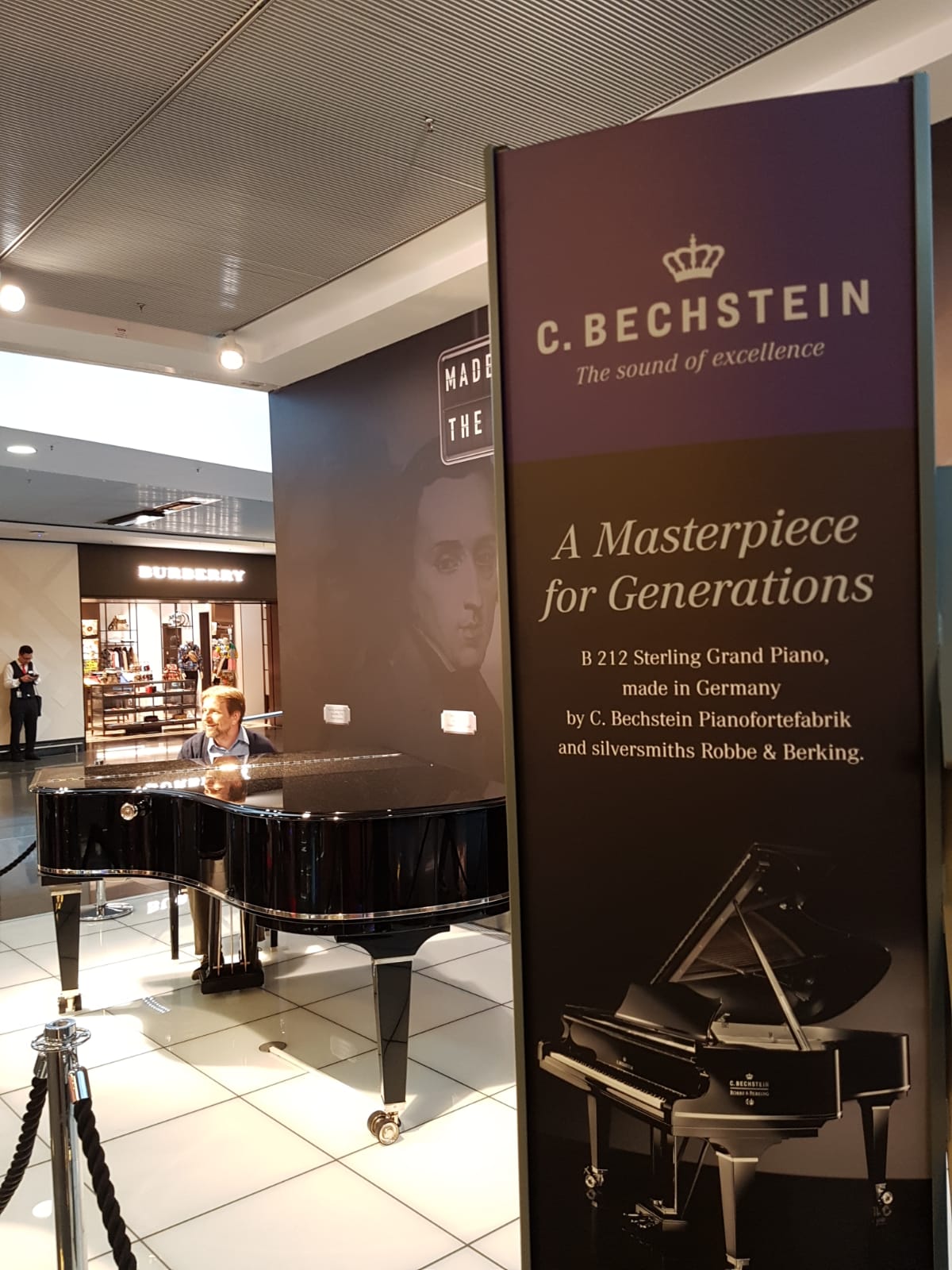 Live pianist on Bechstien piano at Frankfurt Airport T1, Hall B, August 2018