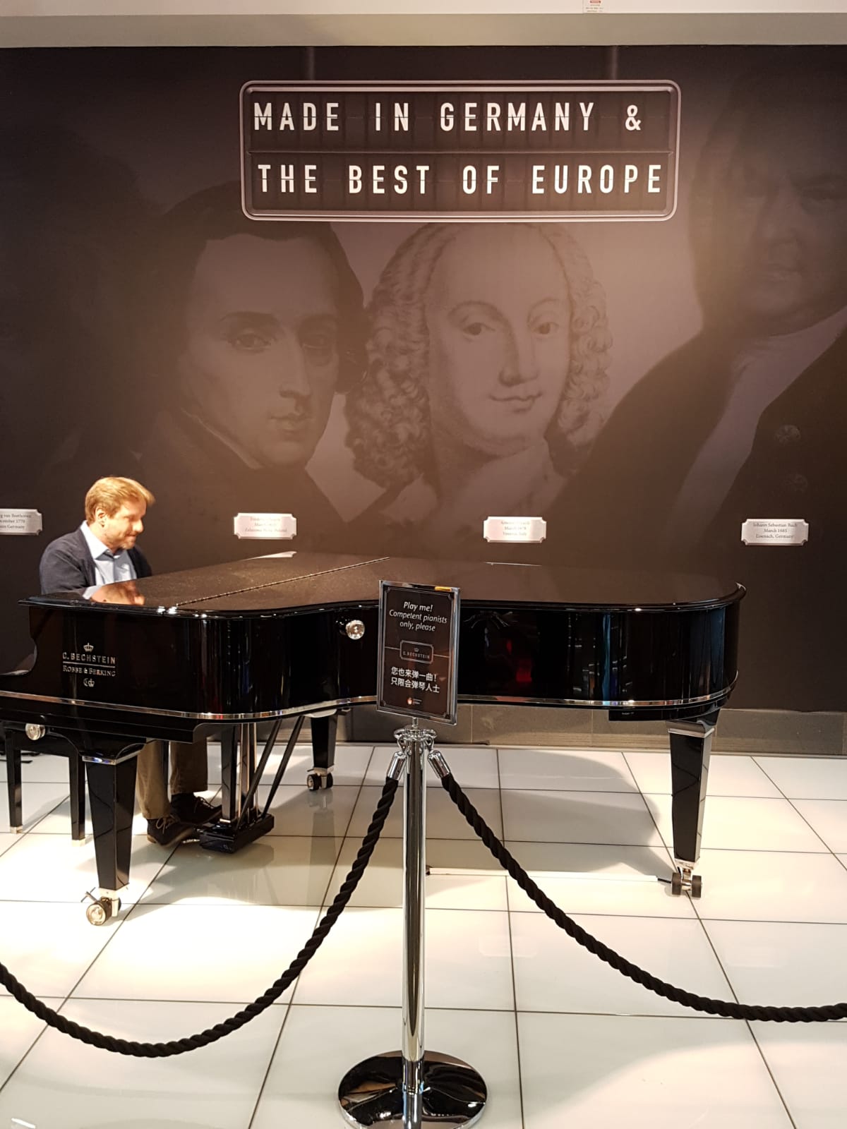 Live pianist on Bechstien piano at Frankfurt Airport T1, Hall B, August 2018