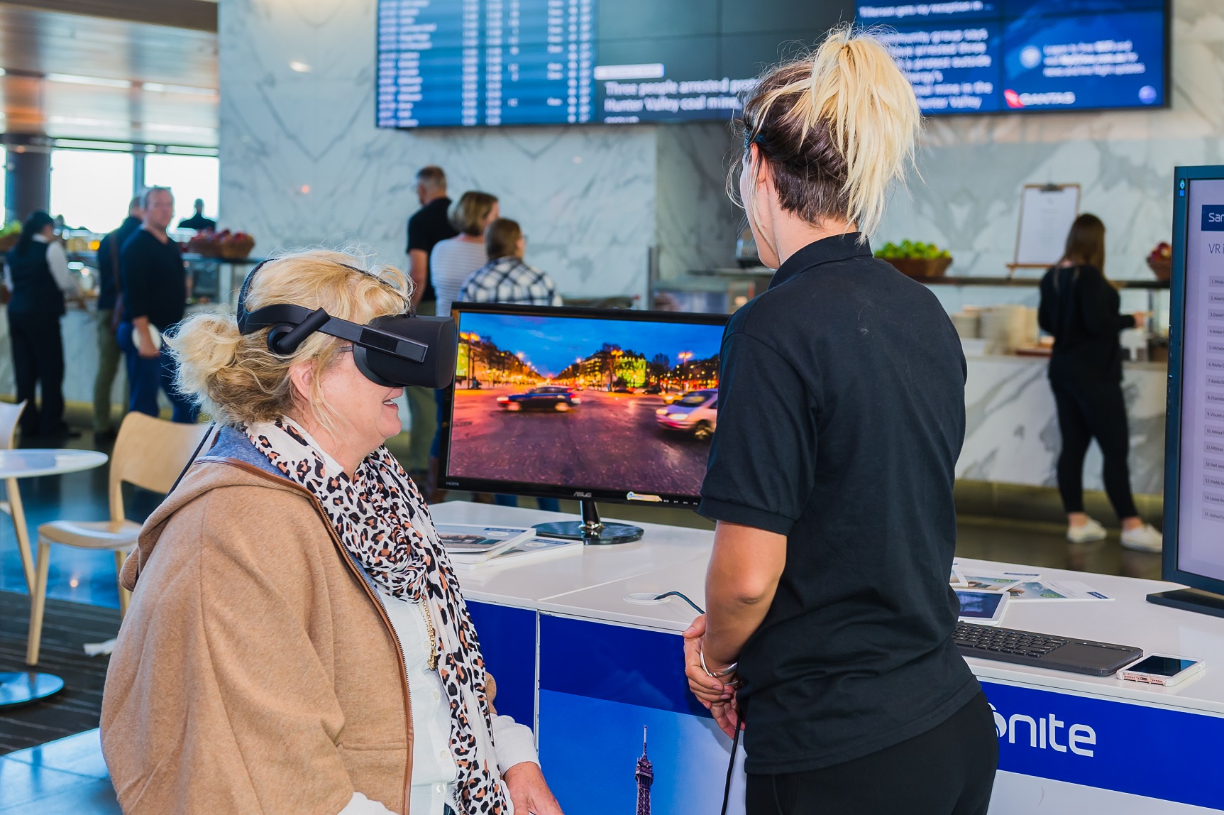 Qantas passenger enjoys the Samsonite Paris VR game