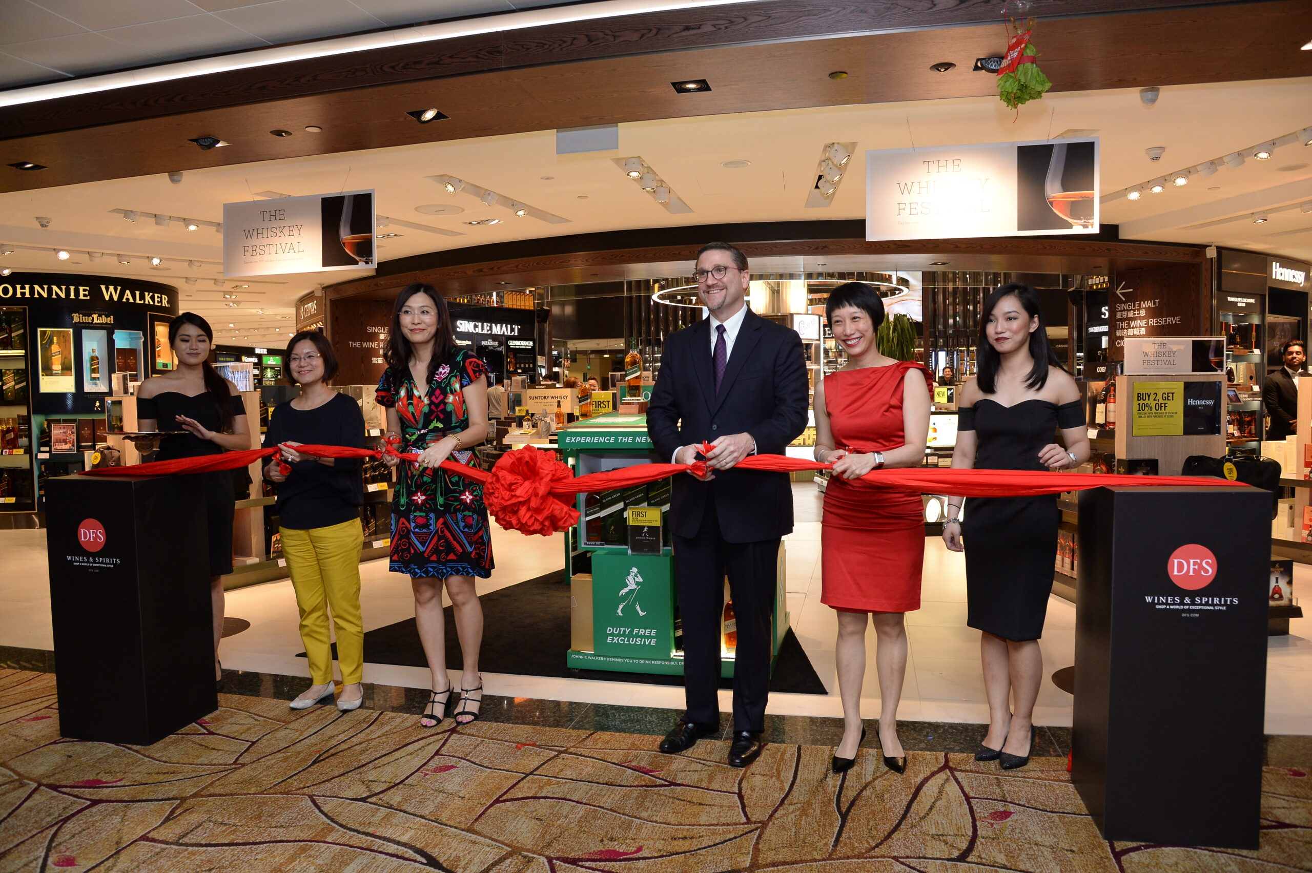 Ribbon Cutting - Teo Chew Hoon, Senior Vice President, Airside Concessio...