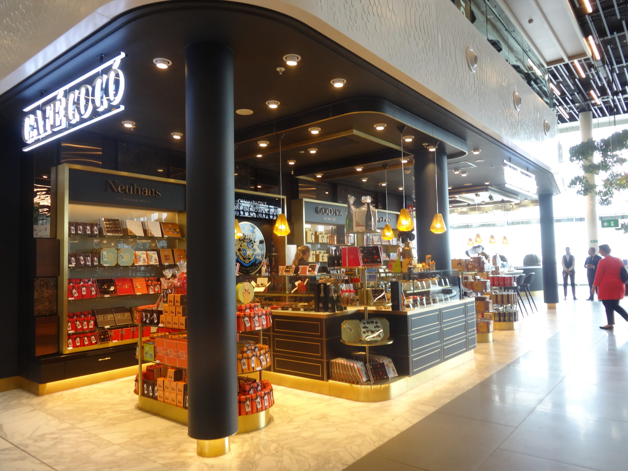 Cross-category collaboration: Café Coco integrates retail with dining through Schiphol Airport Retail and HMSHost; pictured below at the café are SAR Director Peter-Jan Rozenberg and HMSHost International Director Marketing & Communications Marlijn van Straaten-Klemann