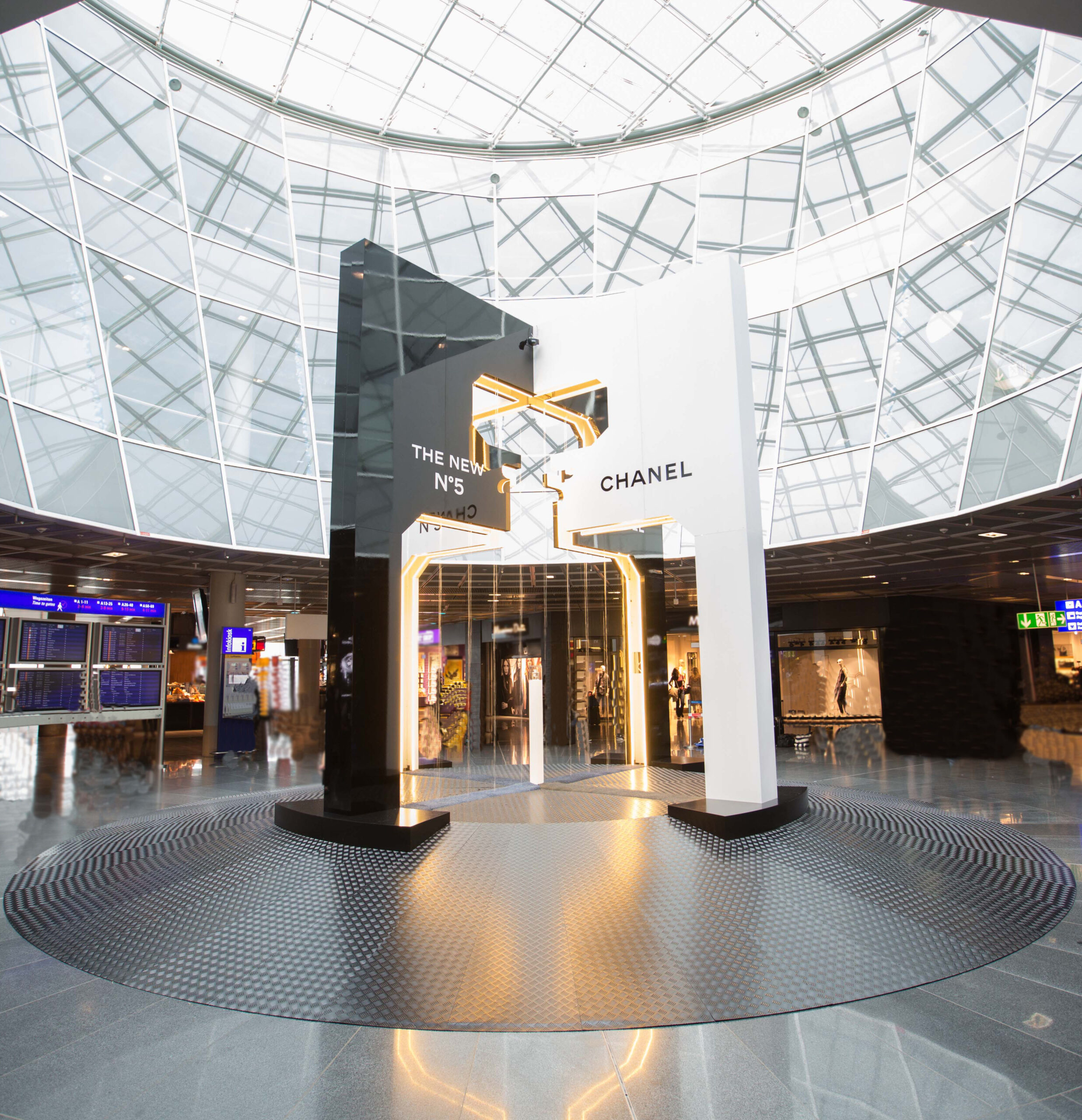 Any new fragrance from the house of Chanel is big news in the beauty world and to mark this event Chanel chose Frankfurt Airport to showcase N°5 L’Eau to travel retail customers 