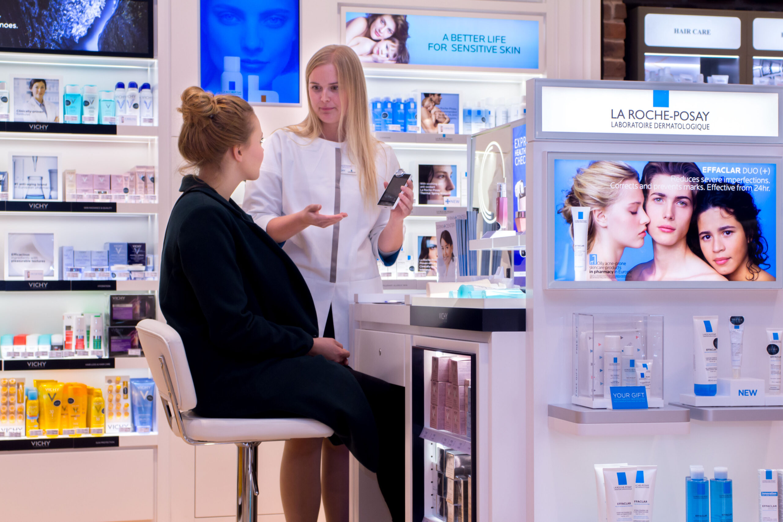A personalised consultation takes place at Oslo Airport’s Dermacenter 