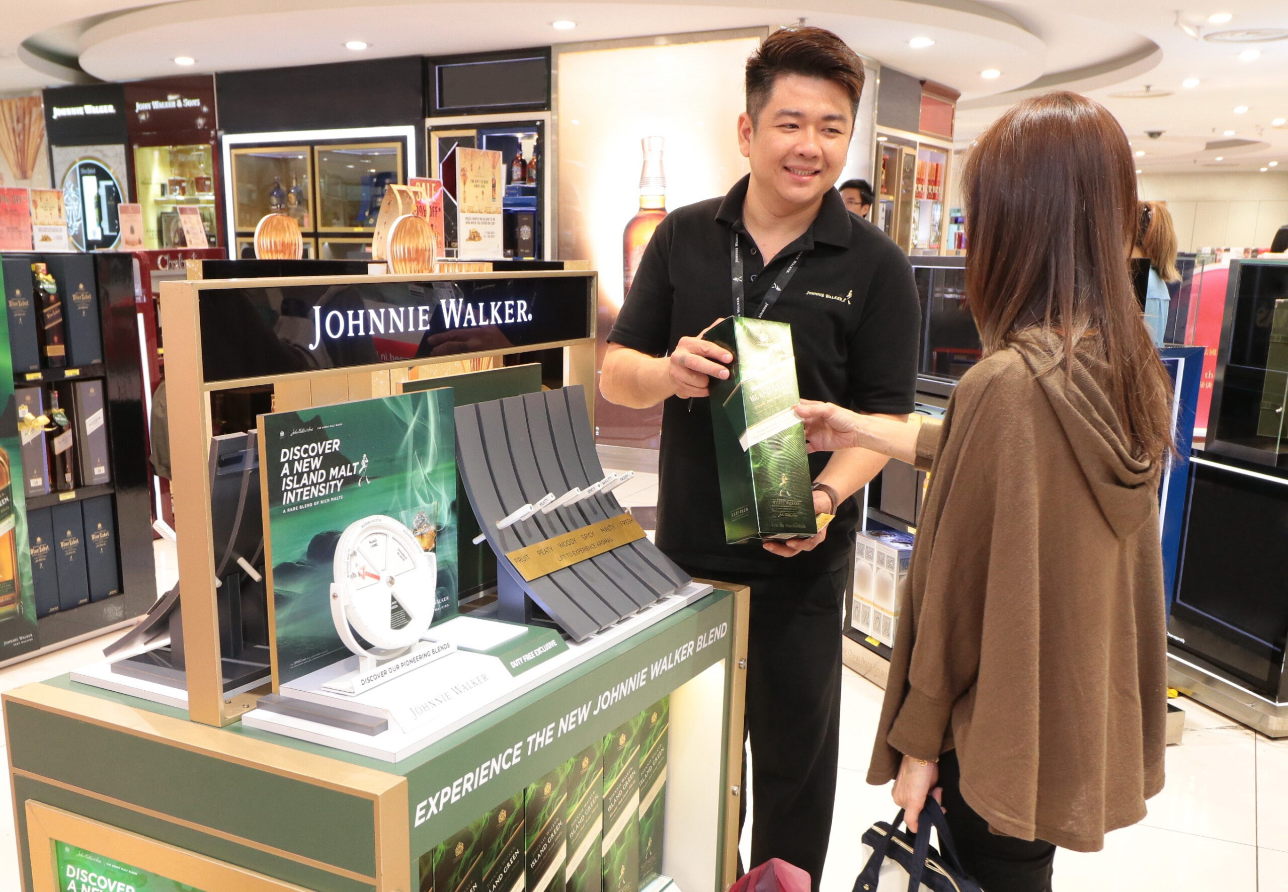 exclusive-for-travelers-johnnie-walker-island-green-is-now-available-in-klia-and-klia2
