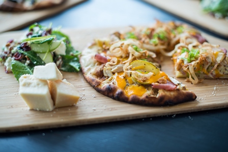 grilled_chicken_apple_flatbread_hmshost_airport_restaurant_month_oct_2016_-_web