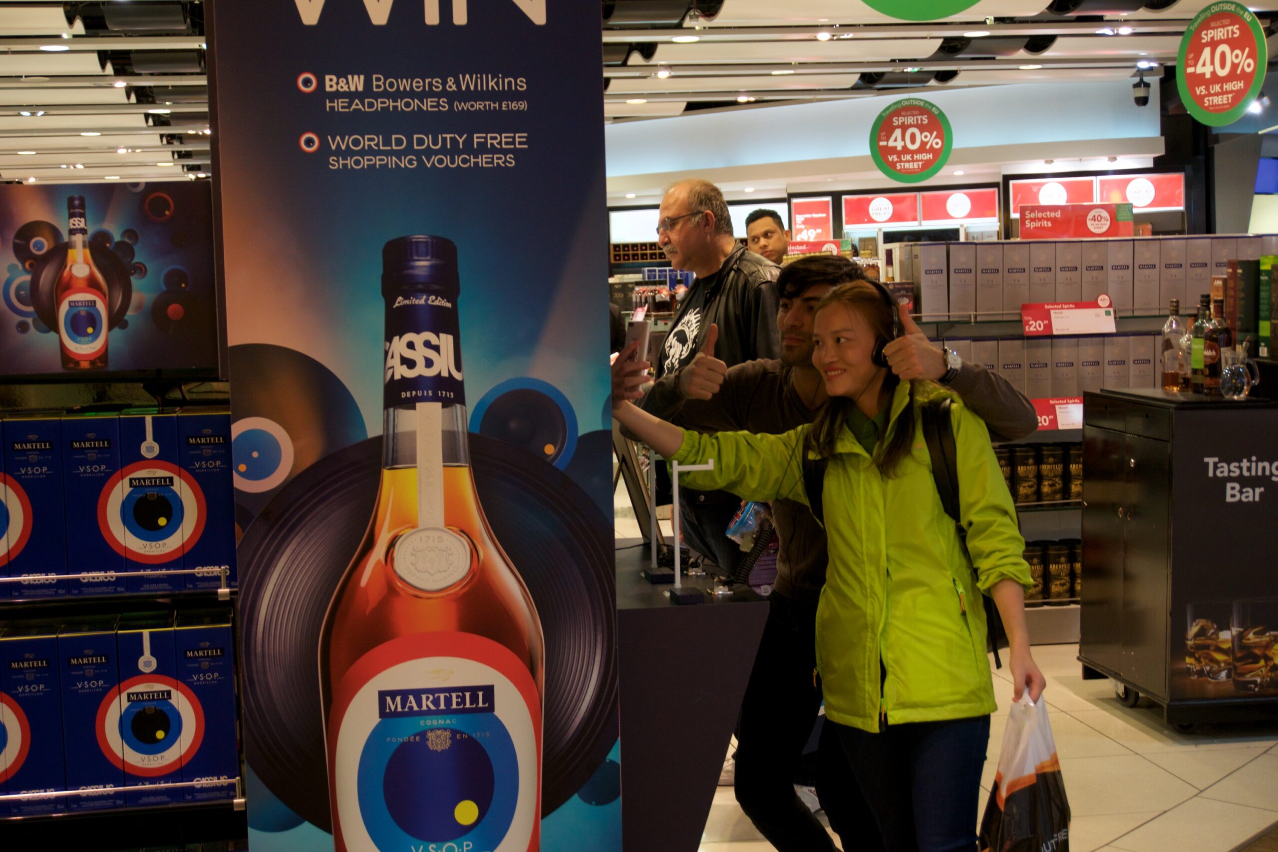 martell-la-french-touch-by-cassius-activation-in-london-heathrow-airport-4