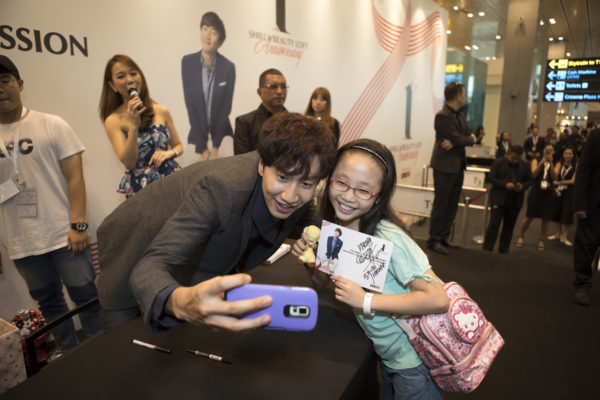 shilla-beauty-loft-1st-anniversary-lee-kwang-soo-autograph-event-23-600x400