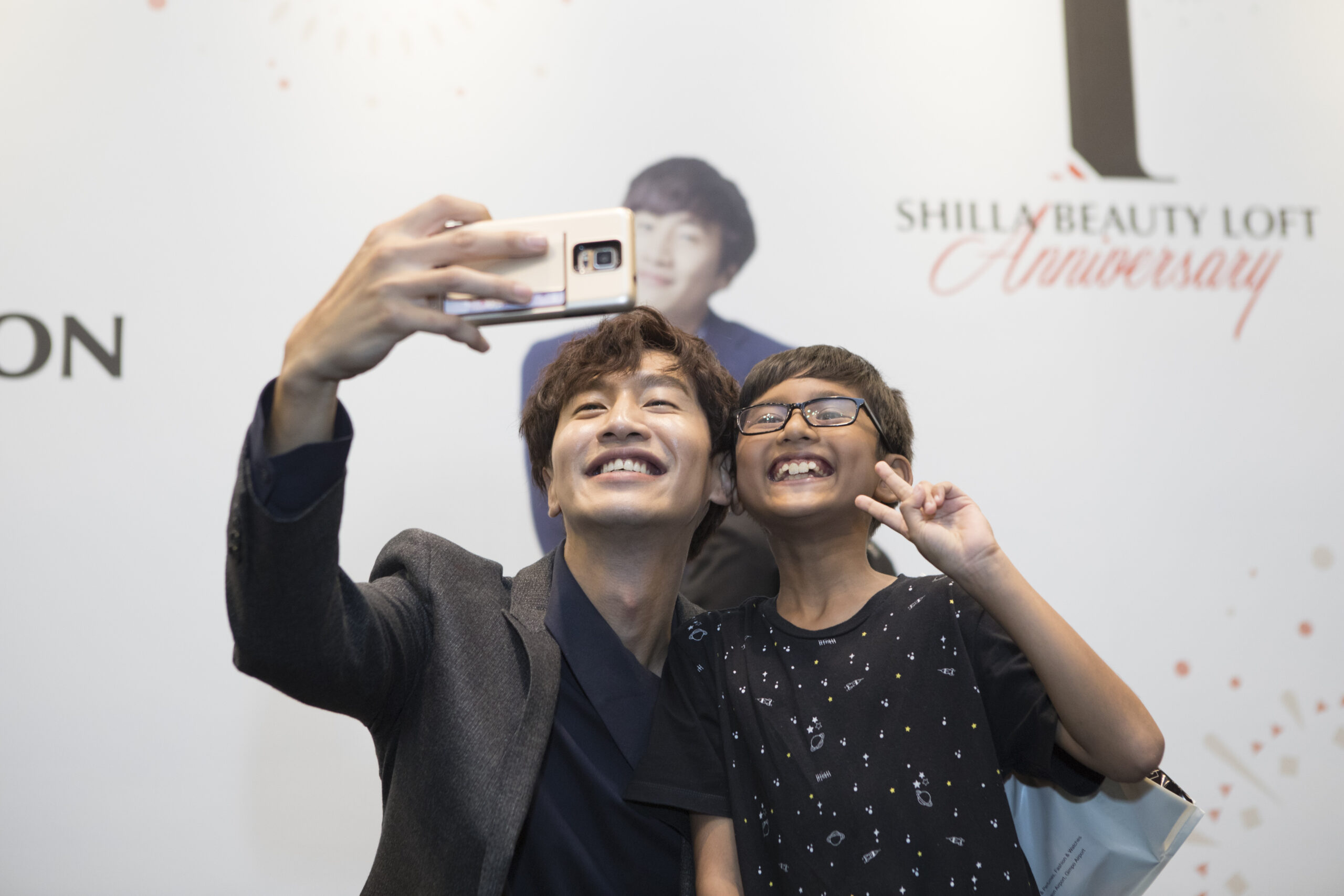 shilla-beauty-loft-1st-anniversary-lee-kwang-soo-autograph-event-28