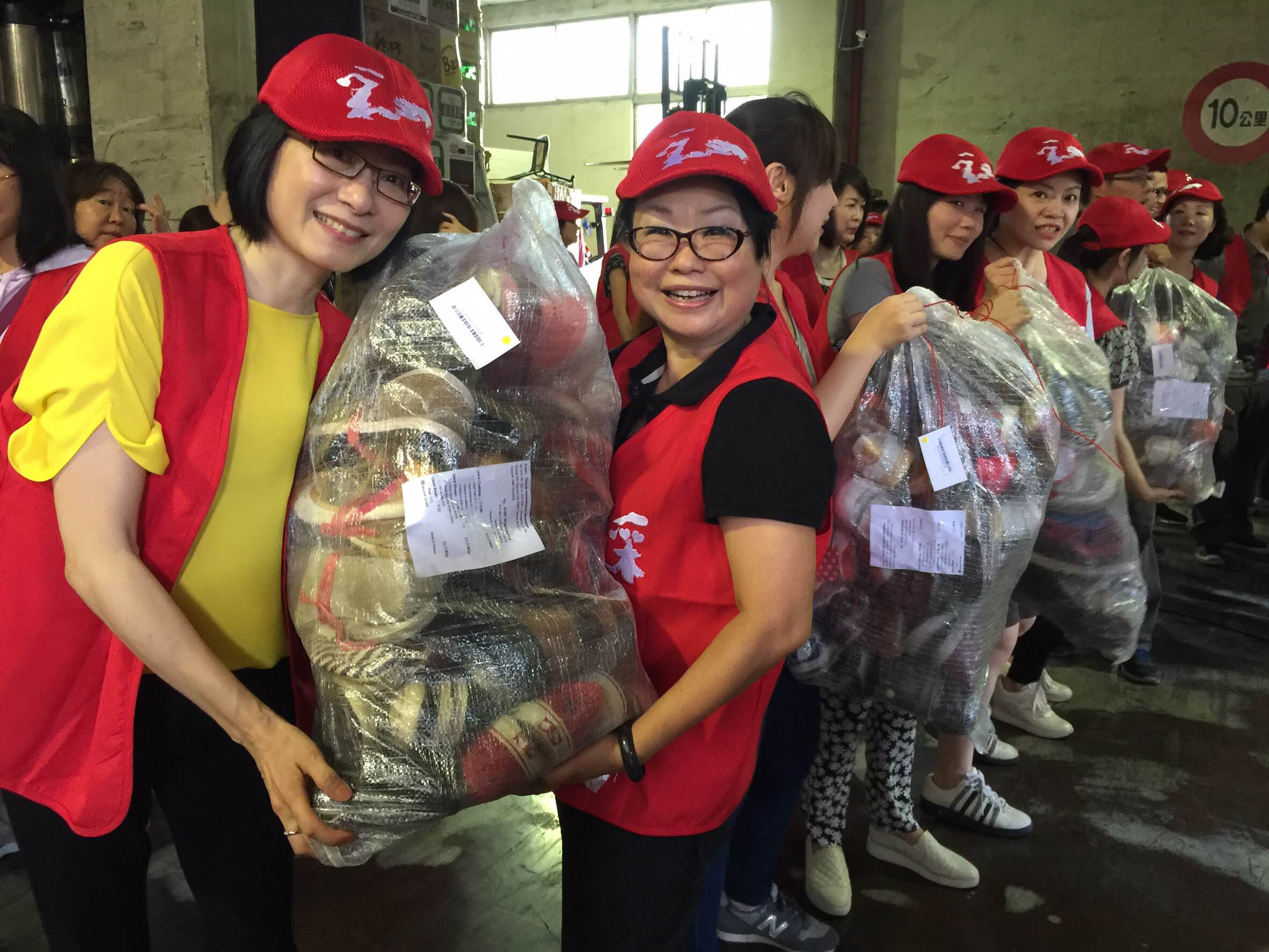 TASA Meng 2Ms. Nancy Ku (Chairman of Tasa Meng) and staff carry donated shoes into shipping container